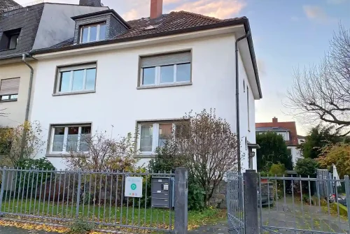 Außenansicht der Liebscher & Bracht Praxis in Frankfurt am Main